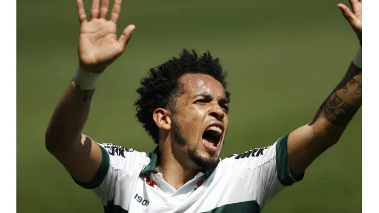 Rafinha tem suspeita de fratura e vai direto para o hospital