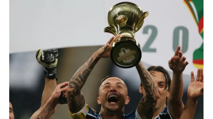 Everton se emociona em despedida do Grêmio