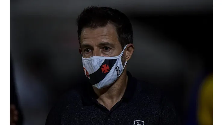 Diretoria do Vasco pega Ramon de surpresa e afasta meia