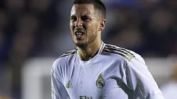 Hazard sente desconforto no tornozelo direito.