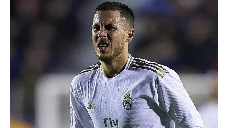 Hazard sente desconforto no tornozelo direito.