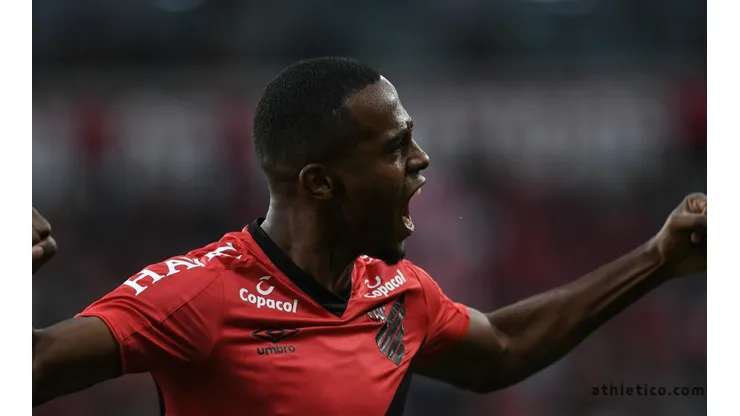 Carlos Eduardo e mais dois lideram lista de maiores salários do Athletico