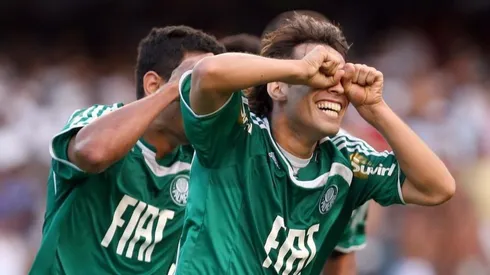 Valdivia dá os ares na hora H e cutuca Corinthians