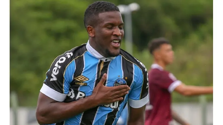 Grêmio luta para renovar com Elias.