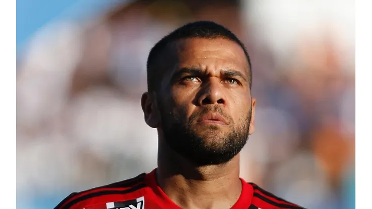 Após eliminação no Paulista, Daniel Alves vem a público e esclarece vexame