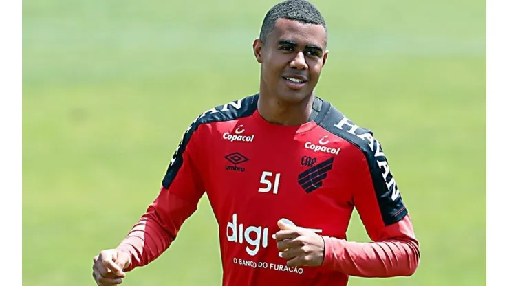 Sem Erick, alternativa para a lateral do Athletico é definida
