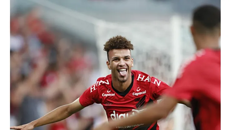 Jajá e lateral estão fora da lista de relacionados do Furacão