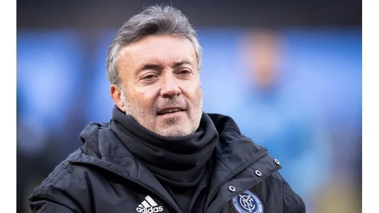 Torrent acerta com o Flamengo e técnico chega no Brasil na 6ª