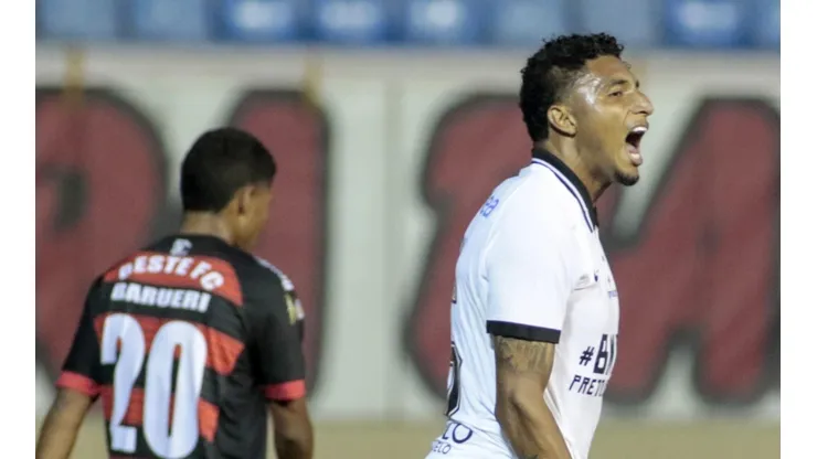 Éderson ganha moral e "cava vaga" no time do Corinthians