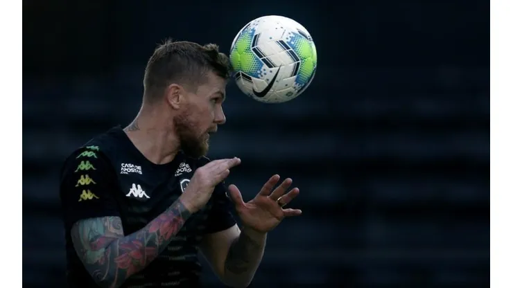 Forster deve desbancar Honda e assumir faltas no Botafogo