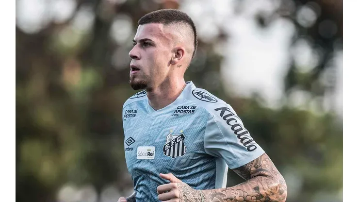 Jobson cresce no Santos e medalhão deve perder espaço entre os titulares