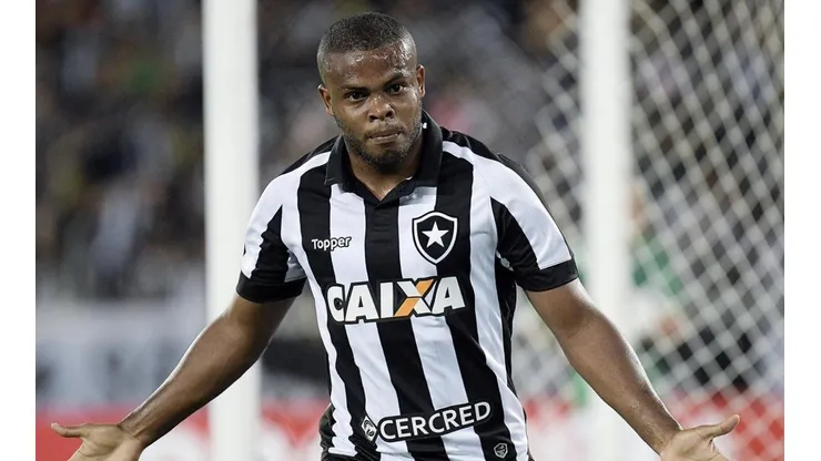 Ex-Botafogo, Vinícius Tanque culpa diretoria após saída conturbada