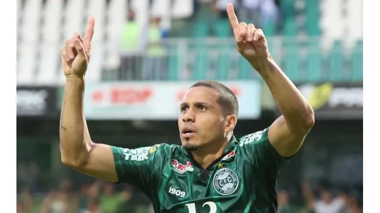 Wanderley lidera mudanças no Coritiba para semifinal