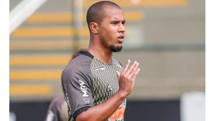Chegadas de Bueno e Alonso fazem Rabello entrar em rota de saída do Galo