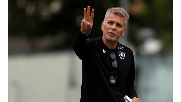 Autuori afirma que Botafogo pode voltar ao mercado por meia
