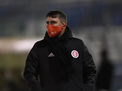 Coudet perde a paciência com gramado