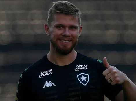 Forster "fisga" lateral em anúncio pelo Botafogo