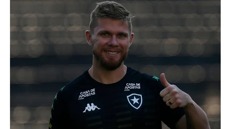 Forster "fisga" lateral em anúncio pelo Botafogo