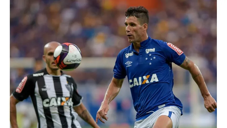 Thiago Neves responde provocação de perfil fake de Mattos