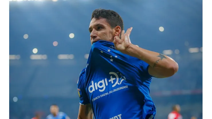 Thiago Neves zoa Galo nas redes sociais e é criticado por cruzeirenses