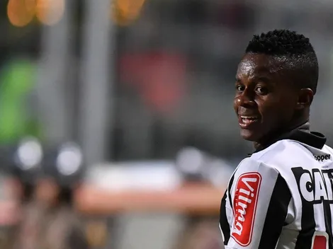 Cazares agita a Massa Atleticana com camisa "Fala, Zezé"