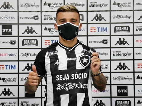 Victor Luis se emocionada em apresentação no Botafogo