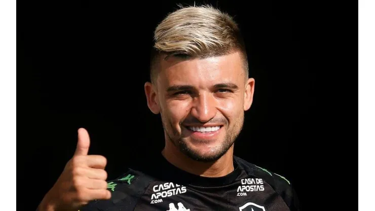 Victor Luis promete dobro de vontade em volta ao Botafogo