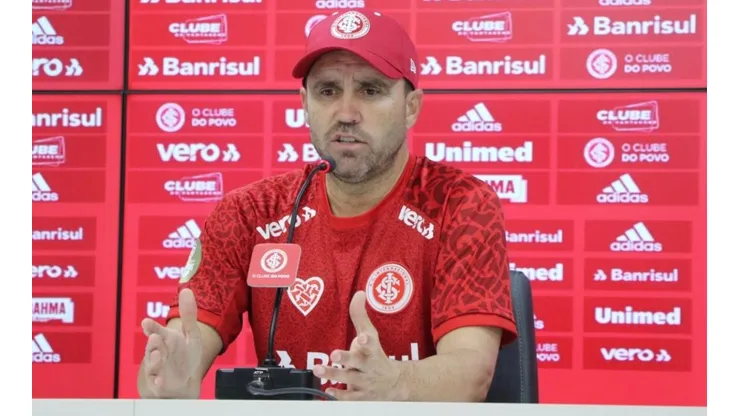 Coudet define escalação do Inter para o Gre-Nal