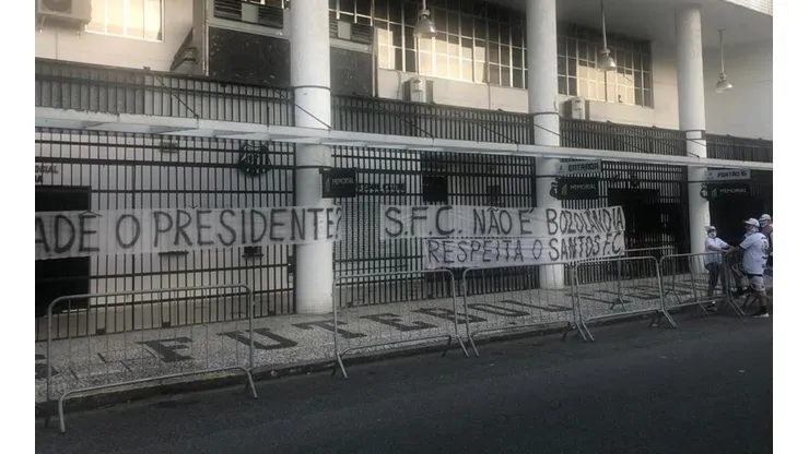 Peres "apela" após protestos da torcida do Santos