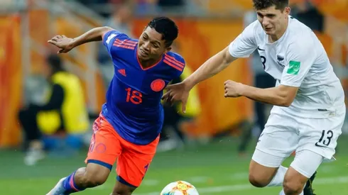 Coudet toma a frente para resolver carência e promove colombiano