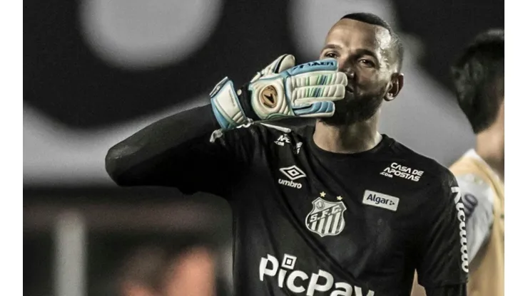 Everson entra na Justiça contra o Santos e anima planos de Sampaoli