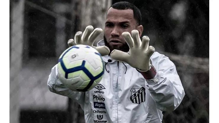 Na mira do Atlético, Everson entra na Justiça contra o Santos