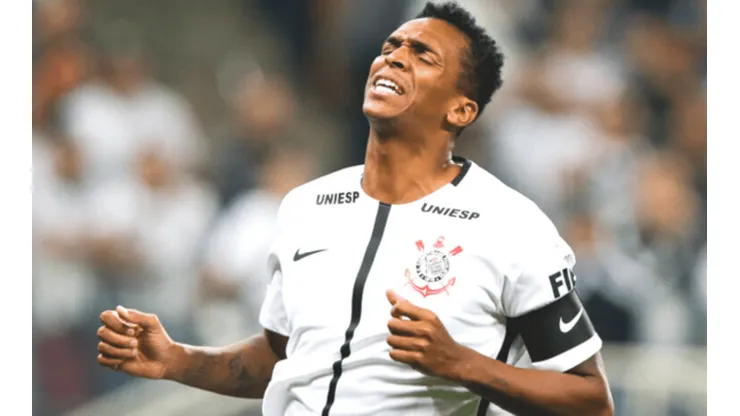 Jô deve ser titular absoluto.