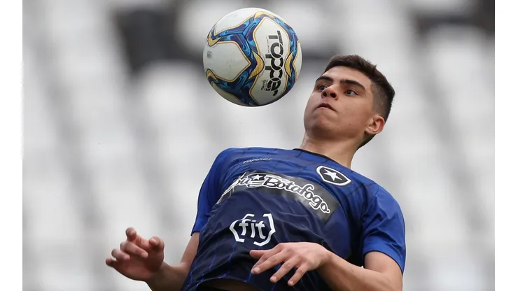 Lateral Fernando deve deixar o Botafogo rumo ao Porto B