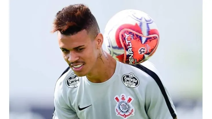 Athletico descarta Richard e mira zagueiro do Corinthians