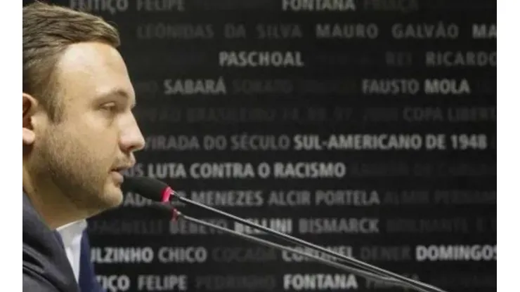 Mazzuco trabalha e "presenteia" torcedores do Vasco com pacotão de renovações