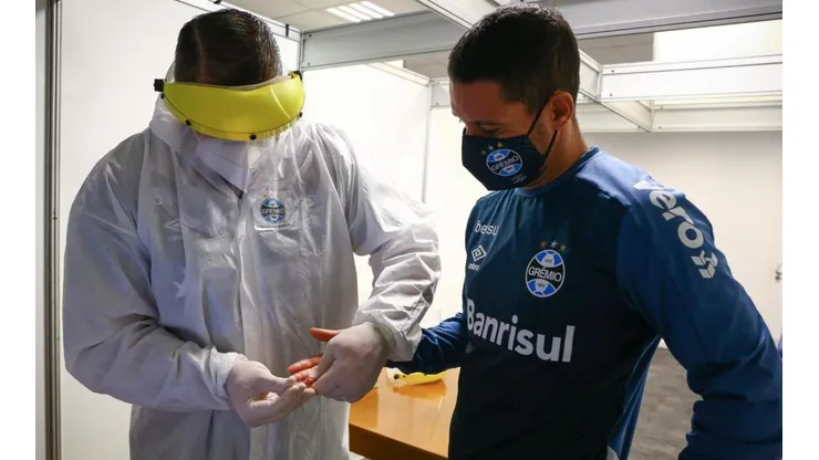 Dois jogadores do Grêmio testam positivo para Covid-19