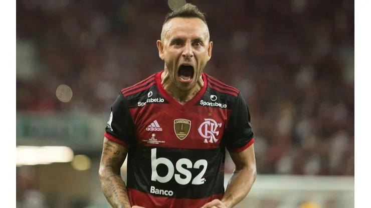 Rafinha tem torção no tornozelo e vira dúvida para final do Carioca