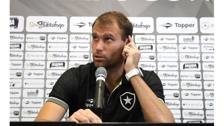Joel Carli aciona o Botafogo na justiça