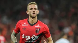 Athletico fica de olho em negociação de Léo Pereira no Flamengo