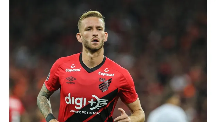 Athletico fica de olho em negociação de Léo Pereira no Flamengo