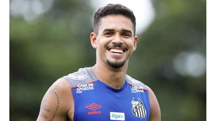 Lucas Veríssimo e preparador físico do Santos detalham planejamento para plantel voltar "voando" aos campeonatos: "Melhorando cada dia mais"