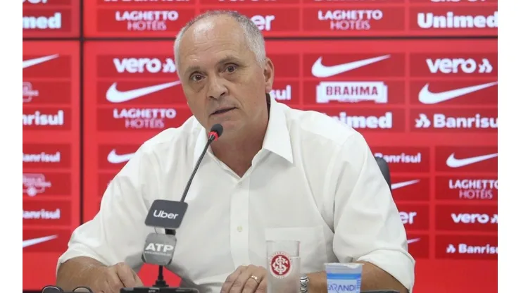 Medeiros impõe 'condição' para a chegada de Zampedri no Inter