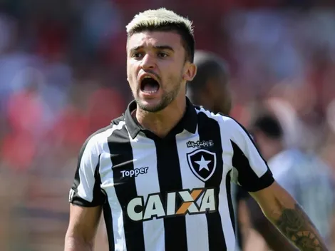 Botafogo encaminha retorno de Victor Luis