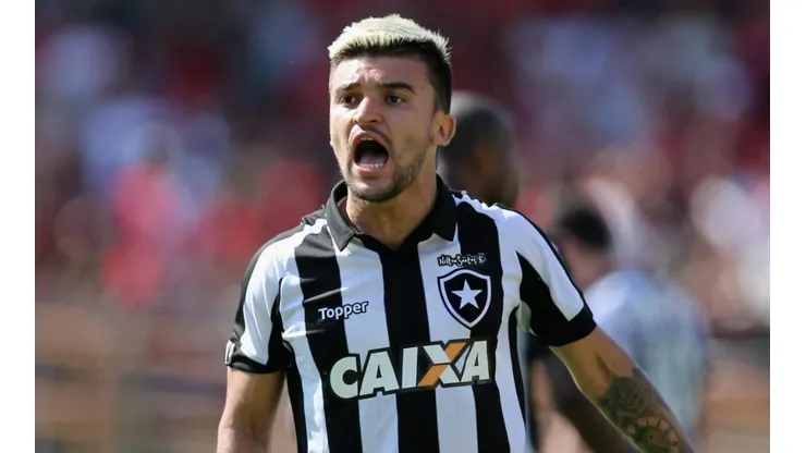 Botafogo encaminha retorno de Victor Luis