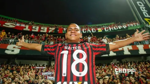 Walter está liberado para jogar futebol e se emociona no Athletico