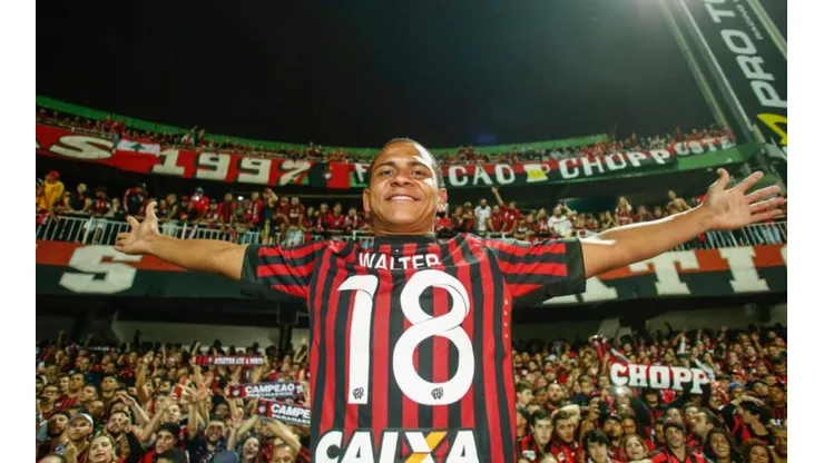 Walter está liberado para jogar futebol e se emociona no Athletico