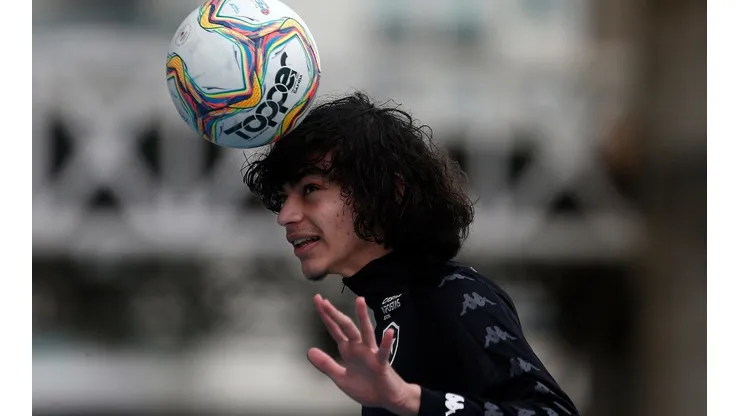 Matheus Nascimento, de apenas 16 anos, já está treinando com o time profissional (Foto: Vitor Silva /Botafogo)