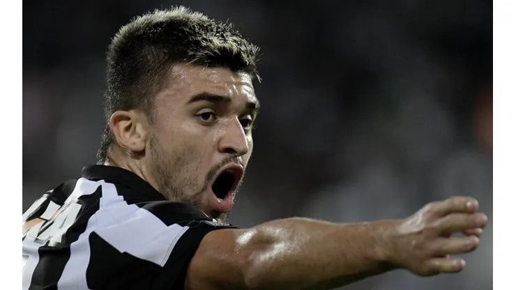 Botafogo não poupará esforços por Victor Luis e Forster