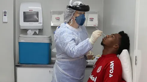 Rádio Guaíba divulga nomes de dois infectados pela Covid-19 no Internacional